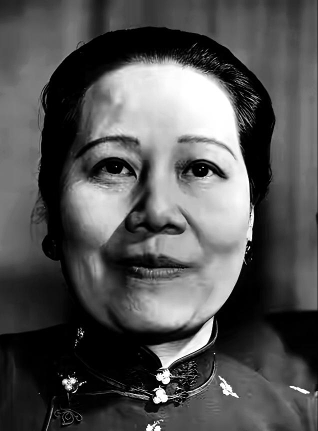 民国那年，蒋介石对大姐宋蔼龄客客气气。为啥？1927年蒋宋联姻，全靠宋蔼龄一