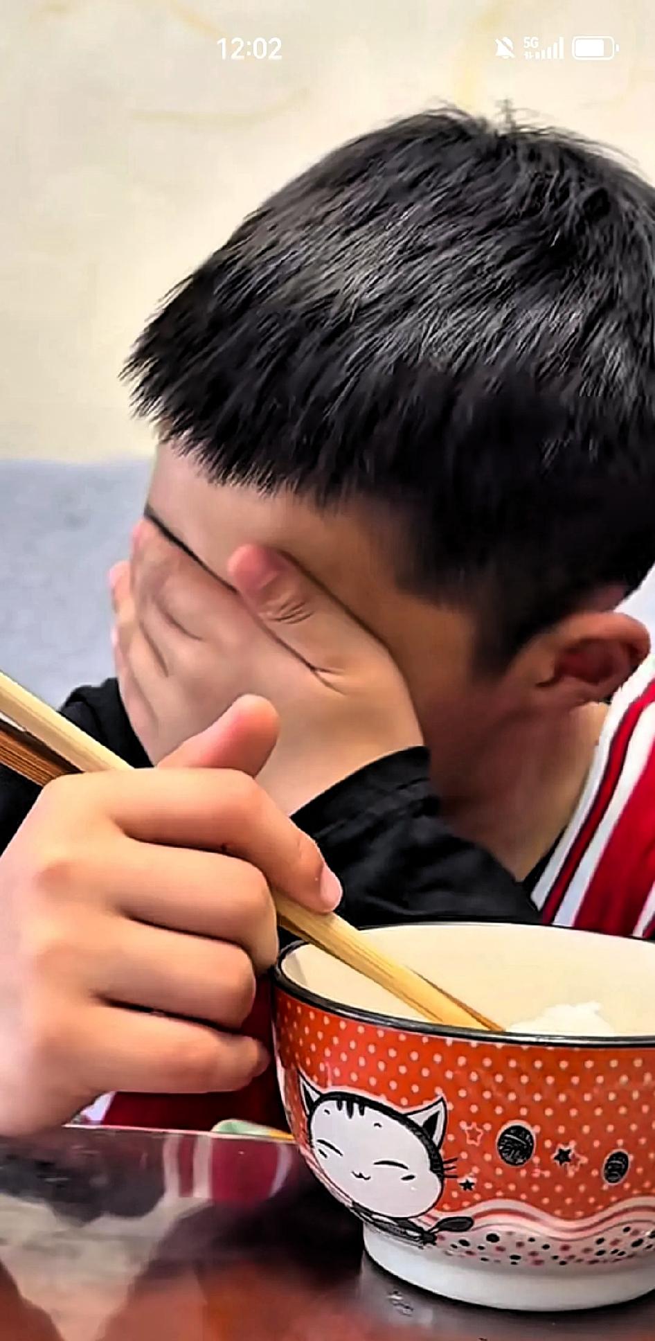 泪崩！崩不住了，单亲妈妈给儿子10块钱，让他坐车回来，结果孩子没有坐车，一个人走