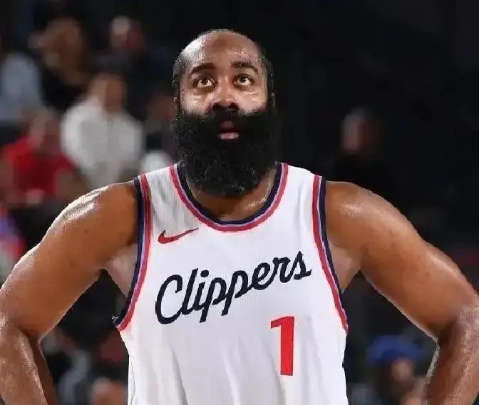 流言说火箭要把申京拿去换老鹰AJ，结果Woj没动静，老鹰总裁还亲口留人，直接打脸