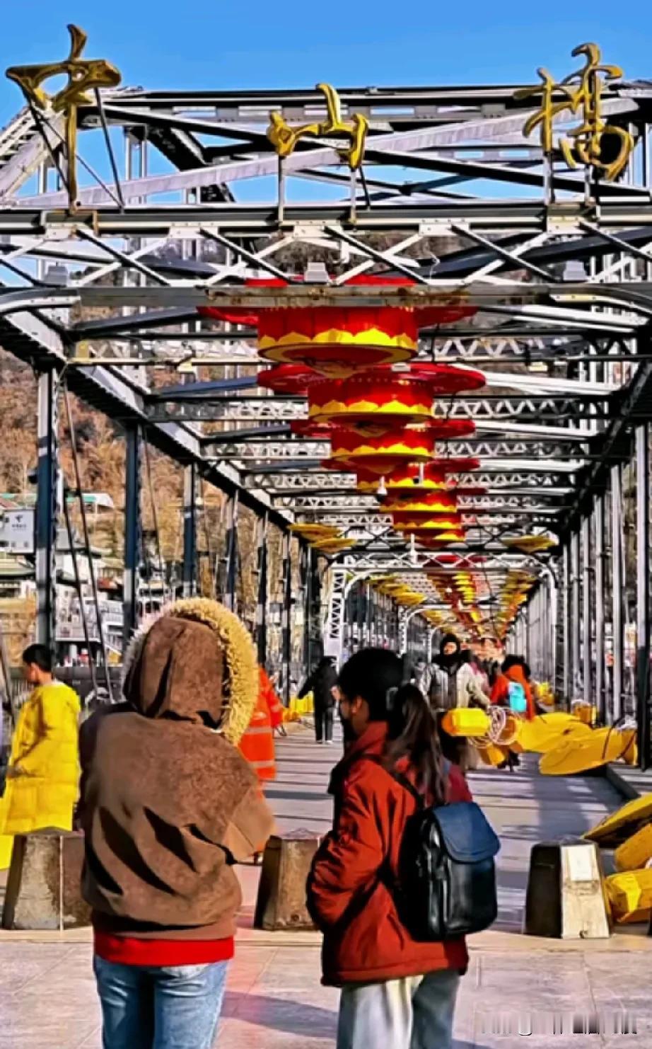 这里是兰州中山桥，工人们正在为大桥挂节日灯笼，春节喜庆热闹的气氛一下就上来了，很