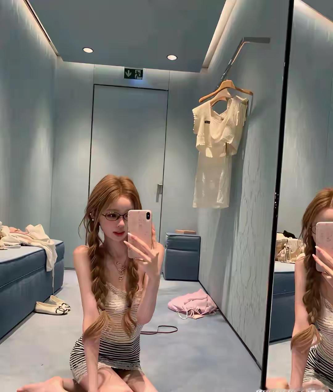 王思聪女朋友不知道什么家庭才能教育出这样的女孩子长这么漂亮应该文凭也不会