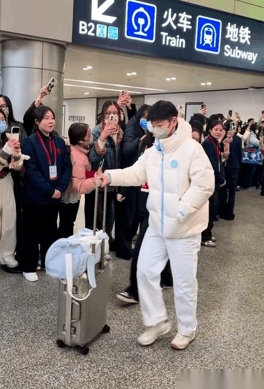 我跟你说，那俩人一出来，整个机场感觉都不一样了。一个，浑身雪白，走起路来像个小