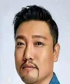 贾冰这回栽得够窝囊。八月三号成都那场战友局，本来关起门来喝点小酒，结果被人从桌