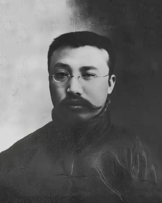 1983年4月3日，北京万安公墓，施工队挖开泥土准备迁墓，没想到在离地面不到半米
