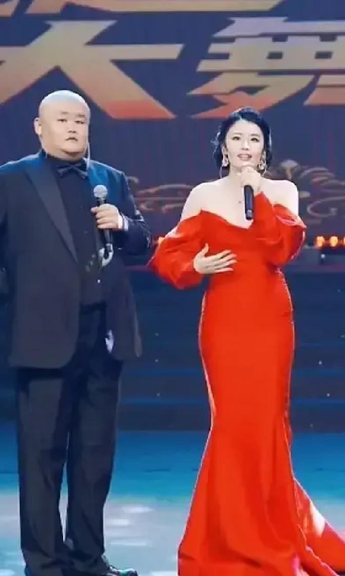 郭有才现在一晚上对着手机卖三个小时的袜子和纸巾。曾经1268万粉丝的账号，如