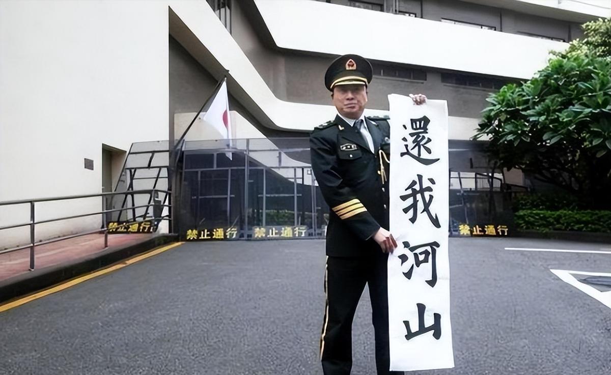 2011年，刘强在日本地震后前往当地做志愿者，意外发现许多日本人对侵华历史毫无悔