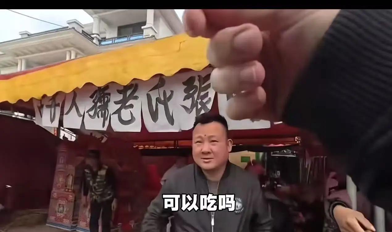 全球炸锅！美国小哥误闯农村白事宴当农家乐，湖南大哥一句话，让世界看见中国温度