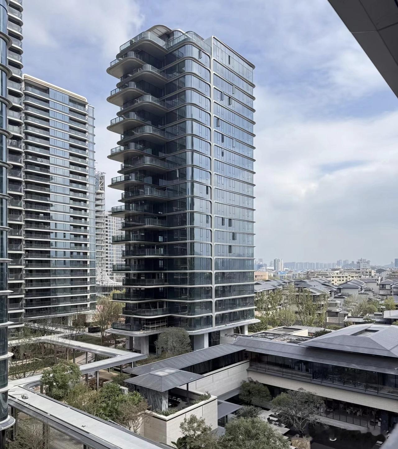 浙江义乌,一个四线城市,绿城开发的高端楼盘凤起潮鸣,高层住宅毛坯开盘价一个平方4