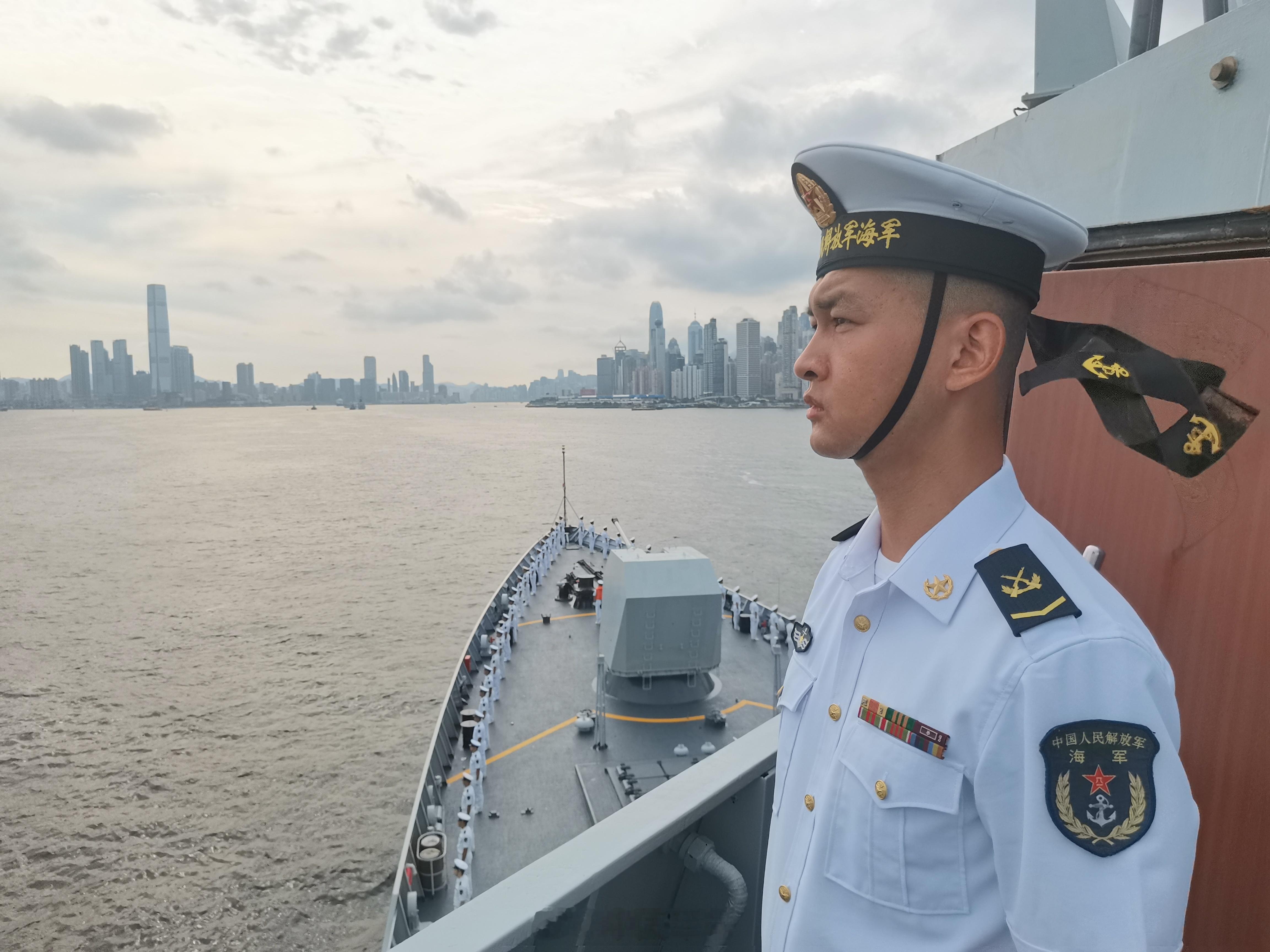【山东舰航母编队访问香港】山东舰即将抵达香港，舰员们队列整齐，目光坚定！快跟随​