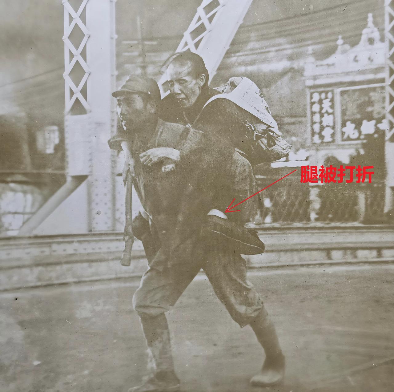 1938年，日军侵占广州，日军随军记者拍下了一个日军士兵抢救一位老大娘的高清照片