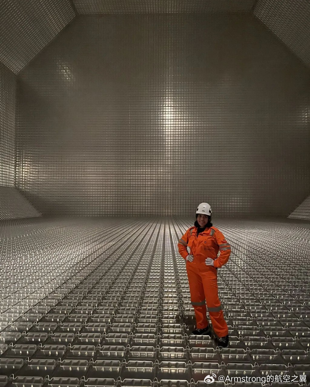 液化天然气（LNG）运输船被称为“海上超级冷冻车”，其内部构造的核心是高度复杂的