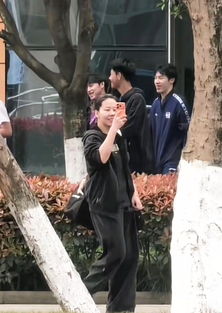 笑不活了，大迪拍完佳佳拍，佳佳拍完王皓拍，王皓拍完同同拍，同同拍完谁来拍