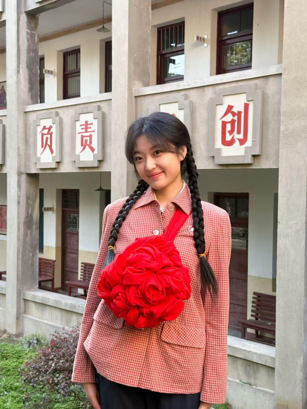 谁发明的孙千此等萌物我真的要被孙千萌晕了！红酒杯顶头上cos天线宝宝，吓一跳都