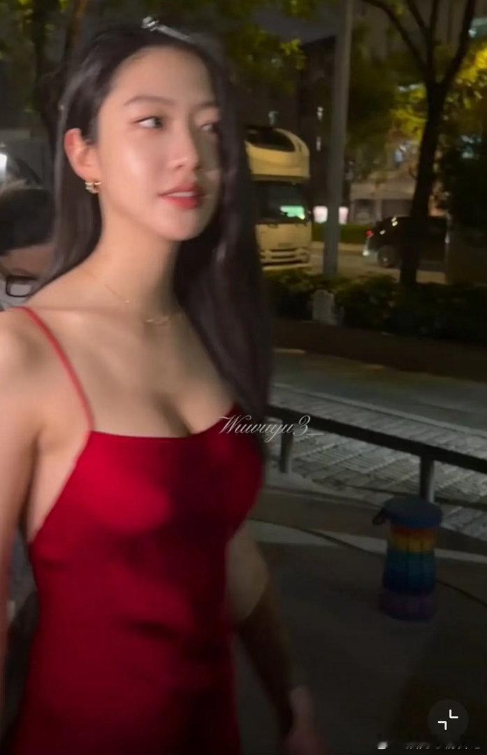 向涵之今晚的两套红裙😍00🌸都20多岁了开始走熟女性感路线了