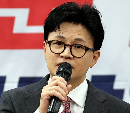 10日韩国内乱特检组向法院申请传唤国民力量党前党首韩东勋（参考人身份）进行庭审前