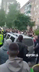 乌克兰的潜力终于爆发出来了，后方出现强大部队，100多人冲垮征兵处阵着，引发大冲
