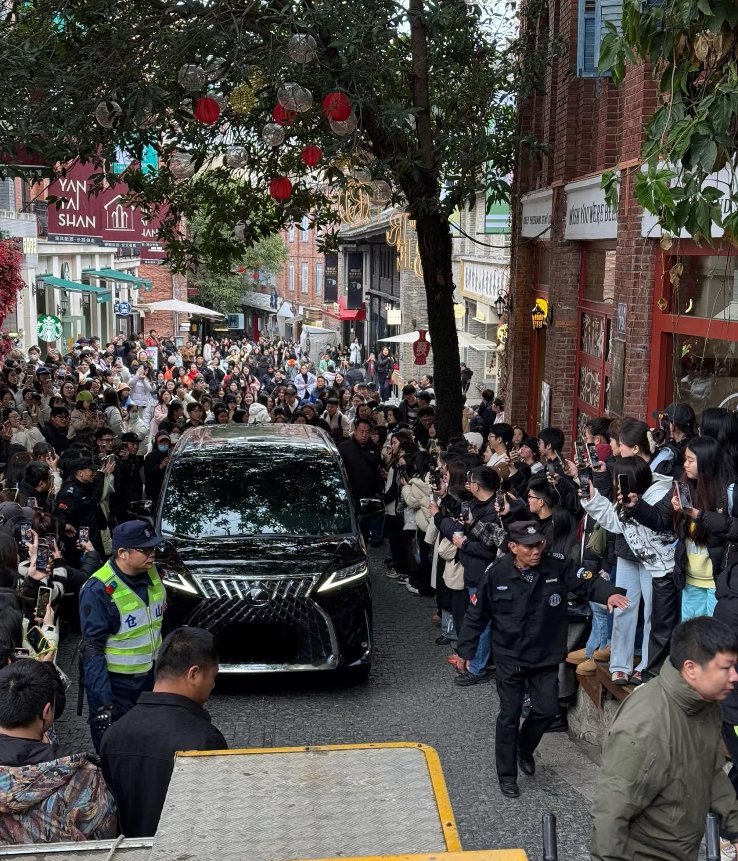 赵满楼变赵满街了！网友在福建烟台山偶遇赵丽颖剧组拍戏，整条街都是人[捂脸哭]，大家