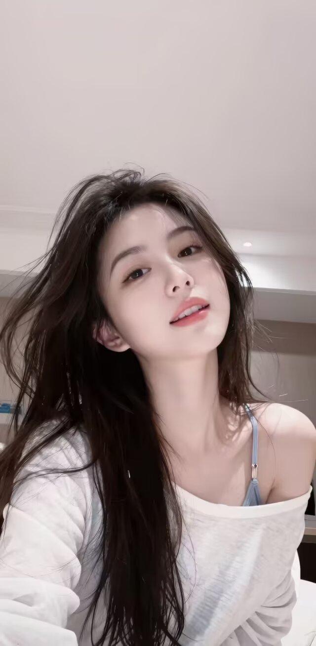 男人和女人的区别在于：男人越爱一个女人，越能控制情绪，女人越爱一个男人，