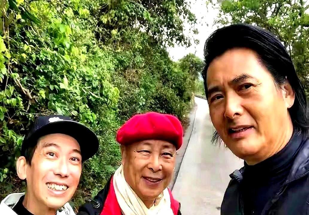 一个演了一辈子配角的老头，凭什么让刘德华、周润发、吴镇宇抢着倒酒？名利场里讲咖位。刘兆铭没当过顶流，