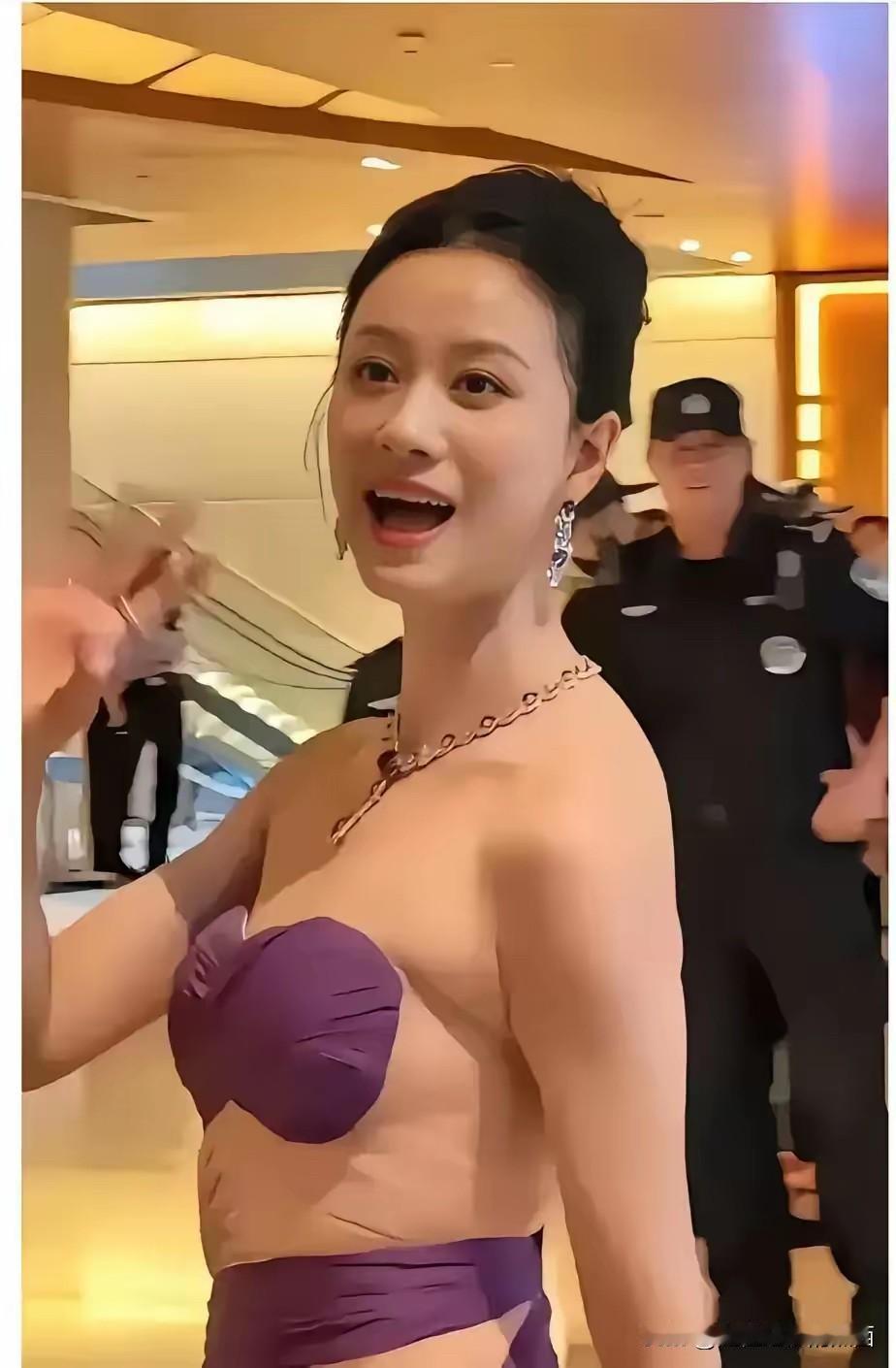 长着好看精致的脸蛋，却被这身衣服拉低了气质，还没有以前有气质了，不知道你还能认出