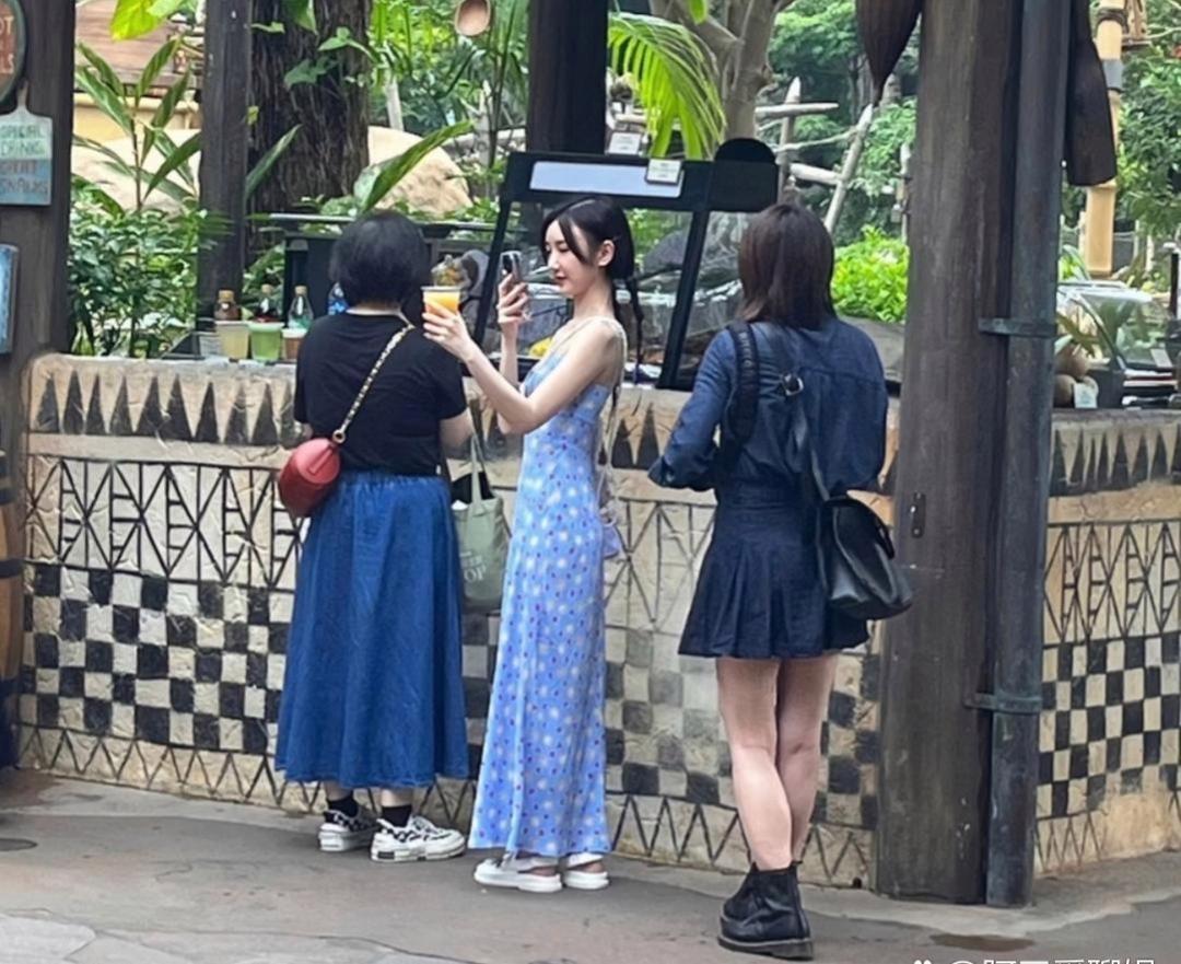 这是毛晓彤吗？这一身穿搭很有少女感