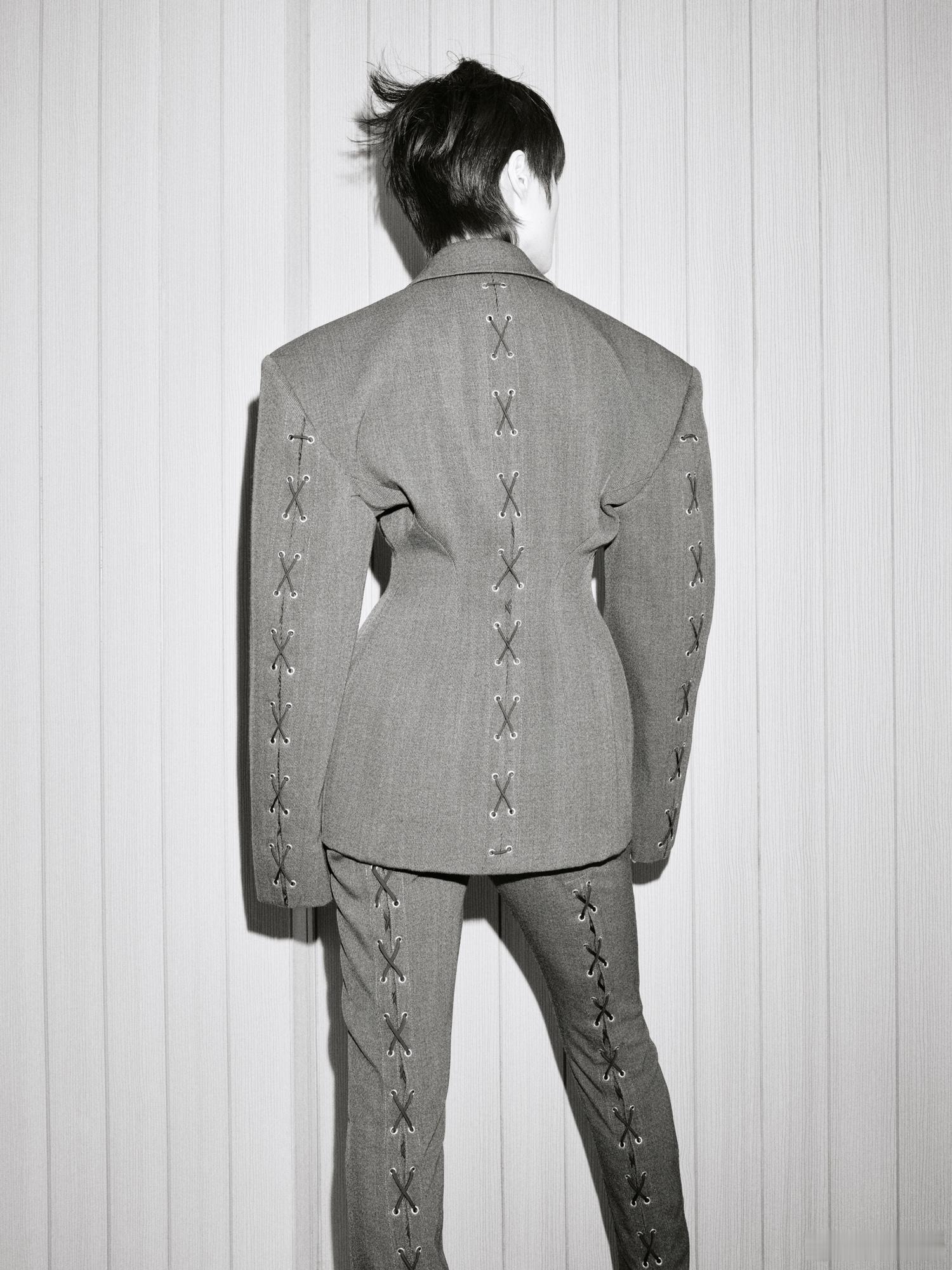 李宇春压轴看到她礼服的夸张裙摆时,忍不住哇出声!刚好中和了简洁线条的低调,站在