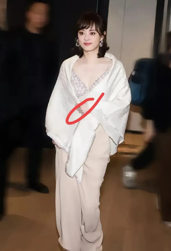 我的朋友曾亲眼见过孙俪本人，并发现她与电视上的形象存在很大差异。孙俪本人的美丽令
