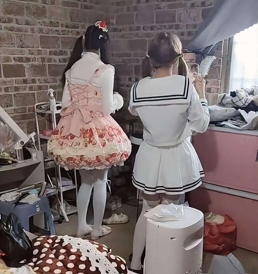 “我女儿若穿成这样，腿给打折！”家长晒俩女儿穿JK出门，评论区吵翻了网上有一