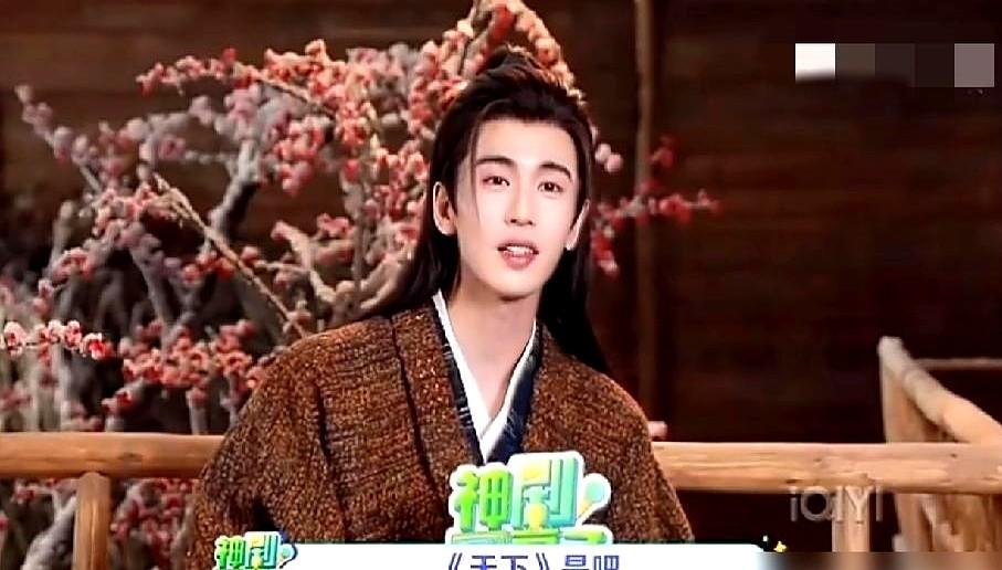 张凌赫这波操作，真不是简单的追星。他在《逐玉》宣传期，就给自己的角色谢征，直