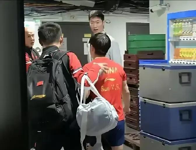 退赛，才是她最凶狠的进攻。你看到她因伤退出单打。你没看到，她和教练组在更衣室