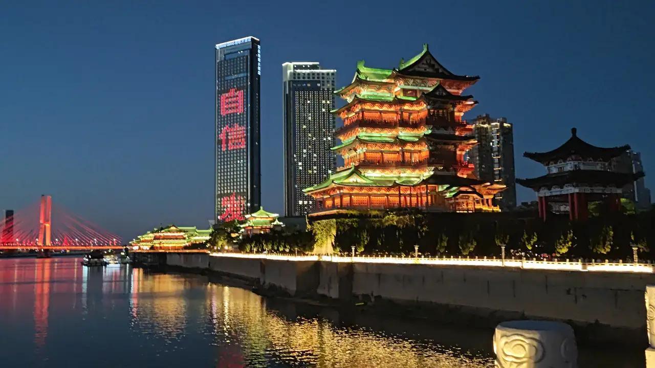 江西南昌滕王阁，中国四大名楼之一，与南昌赣江旁边。因王勃的一篇千古骈文《滕王阁序
