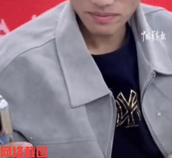 山东青岛大学食堂里。此刻有几位同学在食堂吃饭，其中有名男同学吃饭吃到一半时，