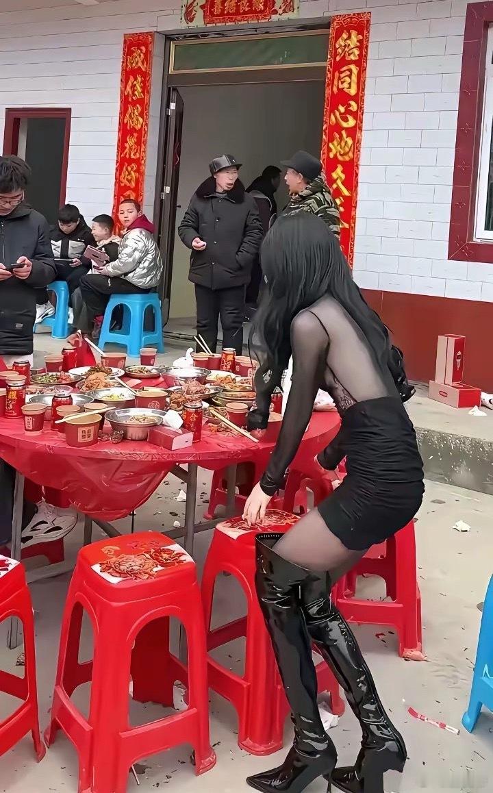 美女这是真不怕冷，旁边的人都穿这棉衣呢！​​​