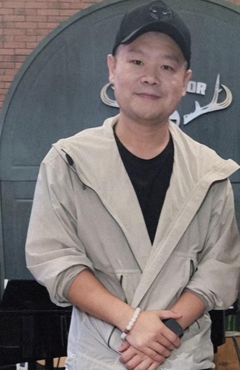 41岁岳云鹏打羽毛球，瘦脱相了变化很大，胡子拉碴变成瓜子脸了，但是还有双下巴。