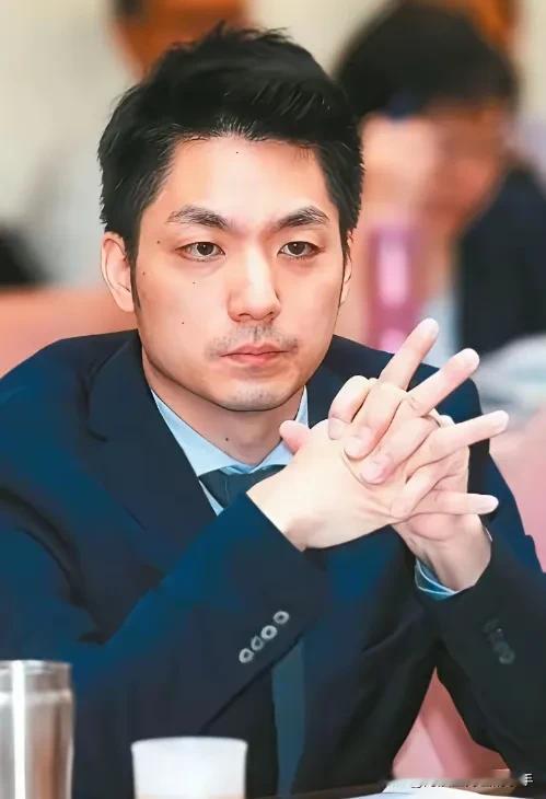 说不清道不明的血亲。蒋万安最近被记者一句话问懵了：“你都不认自己是中国人，凭啥