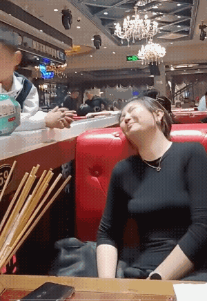 烧烤店里，隔壁桌子上的男孩，搭讪女子说悄悄话，一句“你好美”后，还趁机亲上了一口