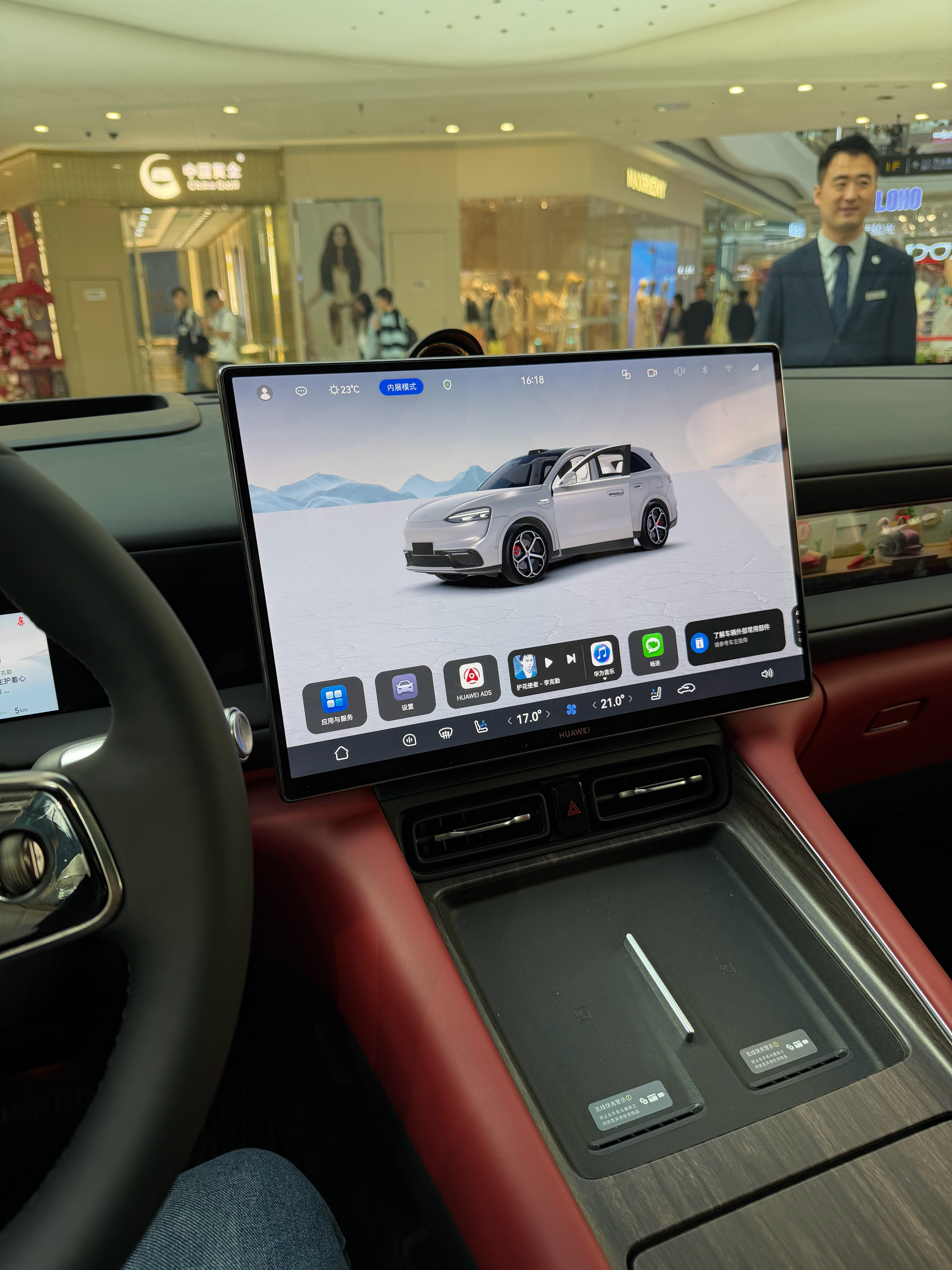 问界M6也上车体验了一圈，作为问界M5车主，空间大的让我很惊喜，五座空间体验很好