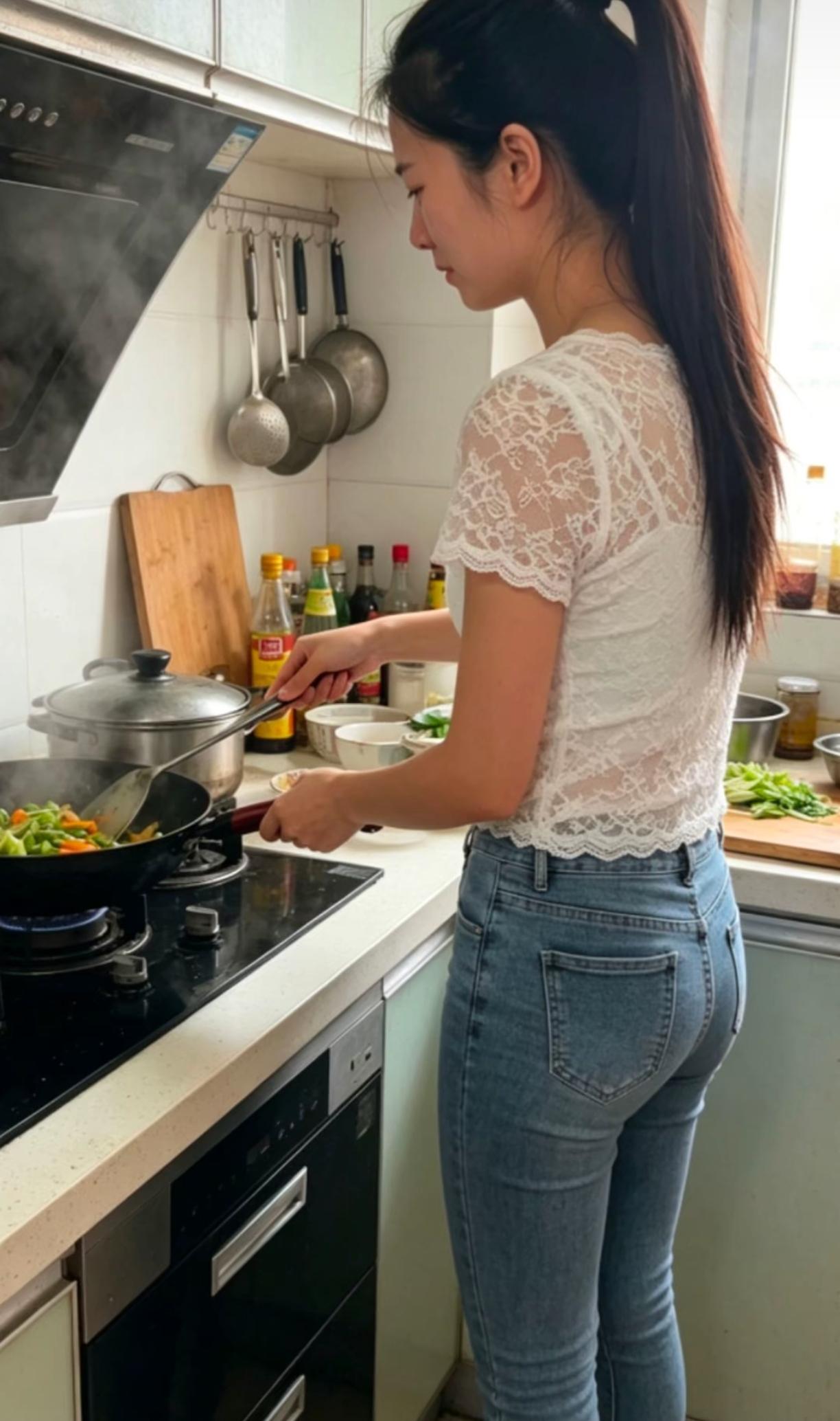 漂亮少妇做饭肯定好吃。