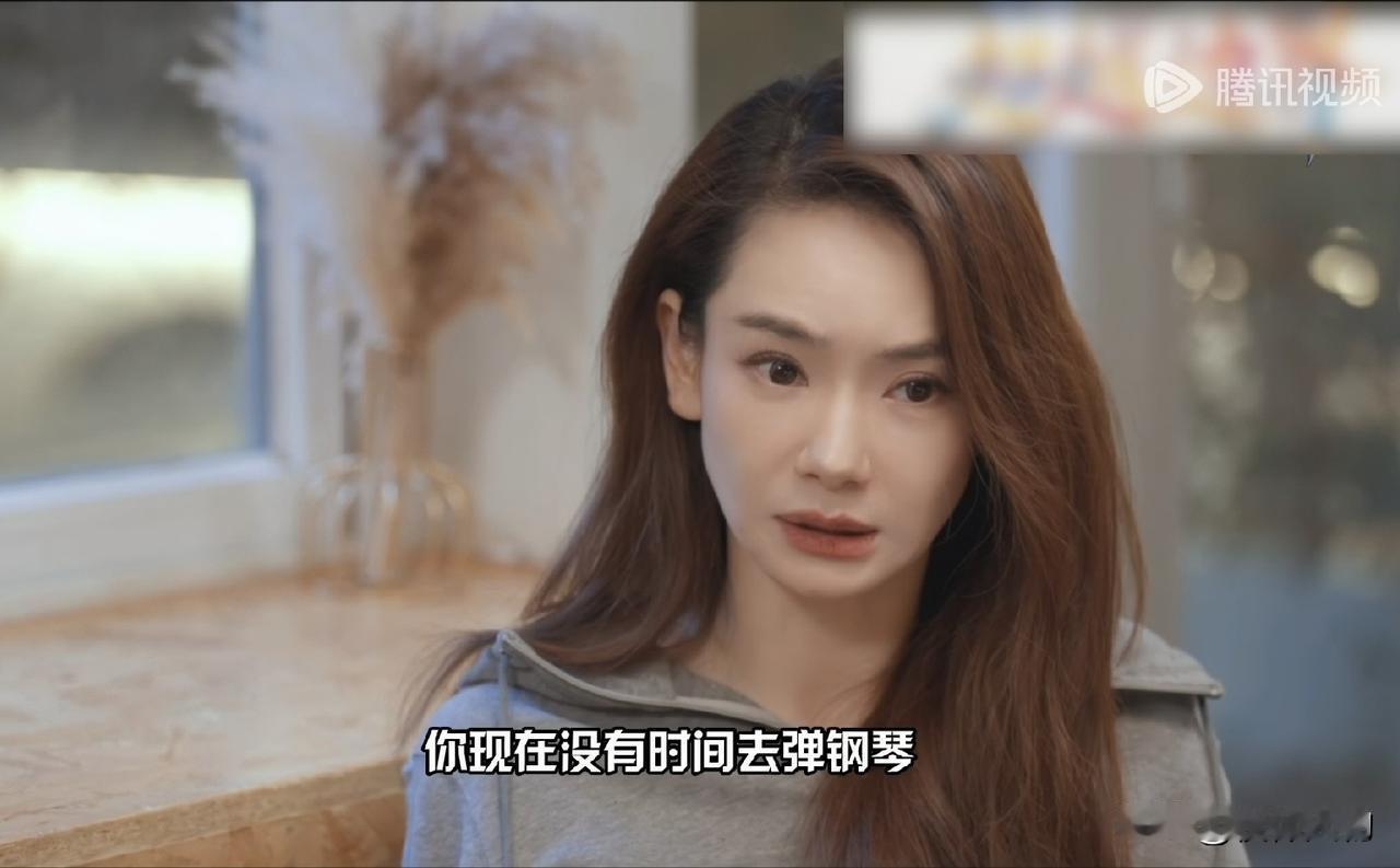 主持人问戚薇，给女儿报了什么课外班？她说就只学了钢琴，语数外都没有额外补课。很