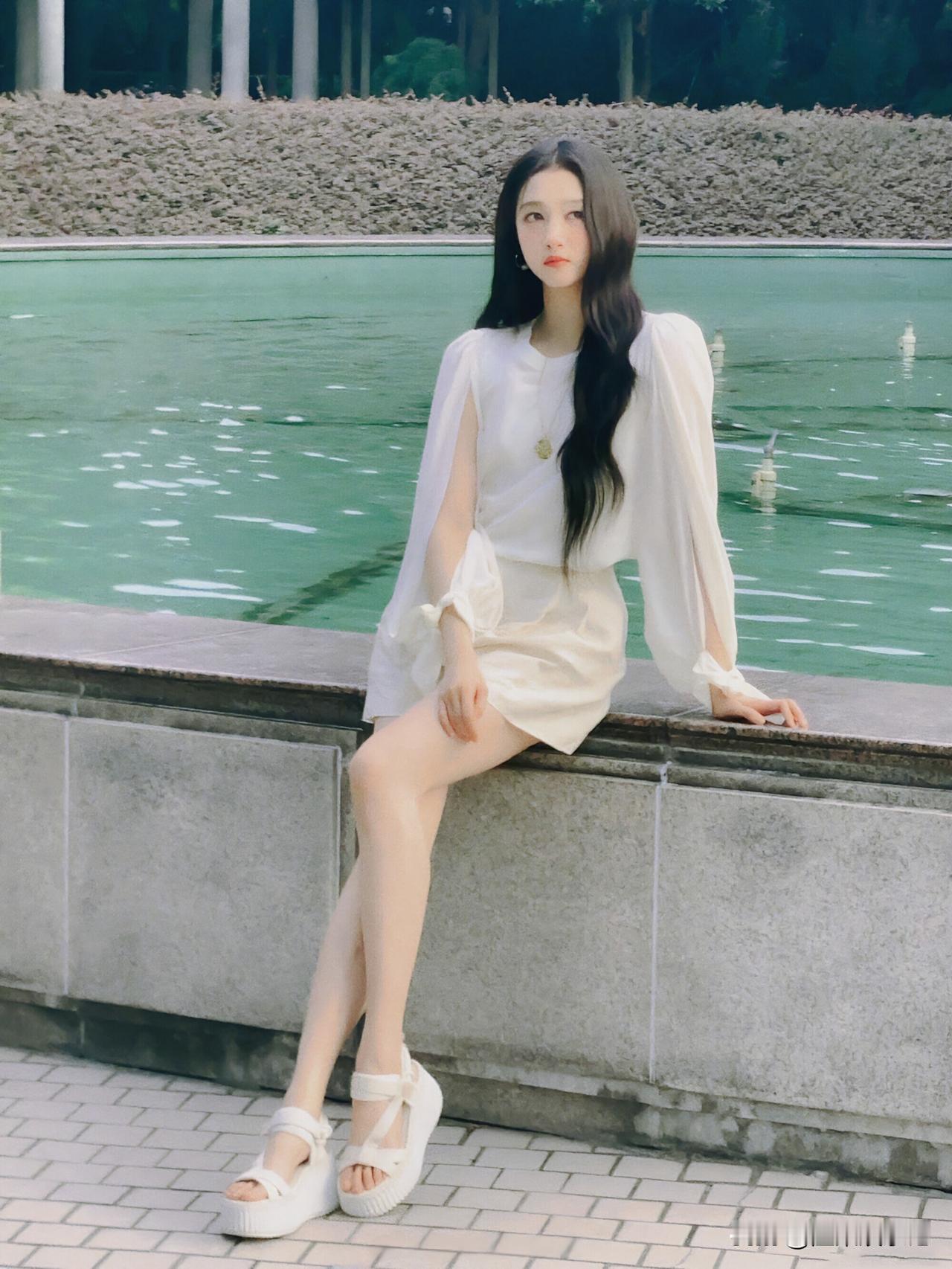 关晓彤这套造型又纯又御