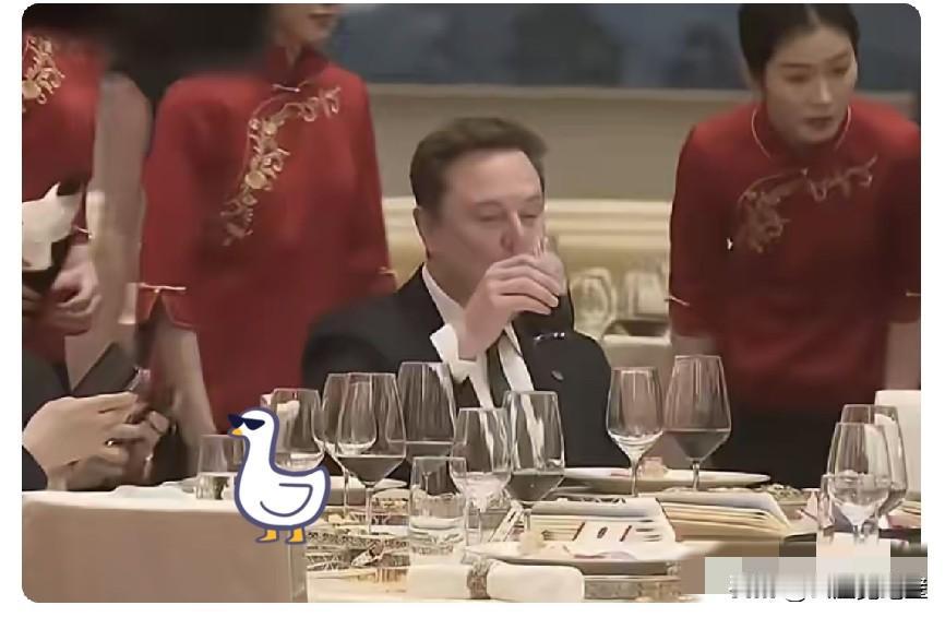 作为一个世界首富，又吃又喝，停不下来，毫不掩饰，还是接地气滴[笑着哭]旁边其它