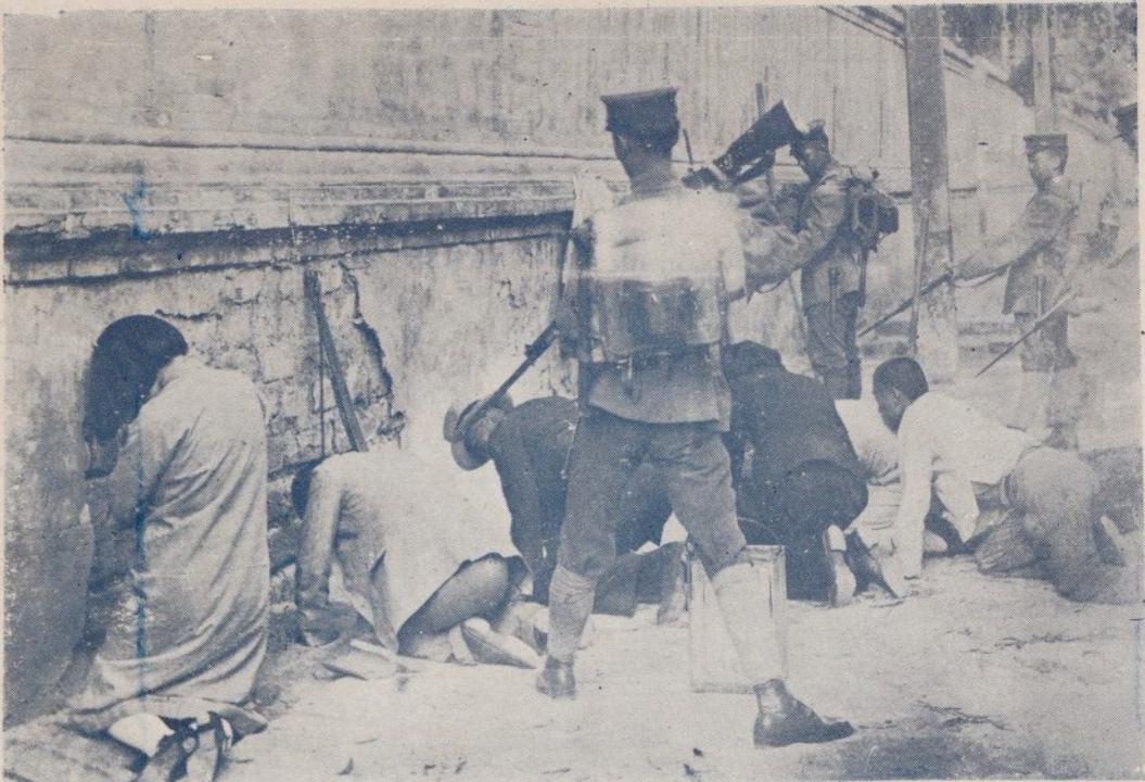 1931年沈阳街头的一幕，平民百姓被几个鬼子兵逼迫着面壁而跪，而鬼子们端着枪随时