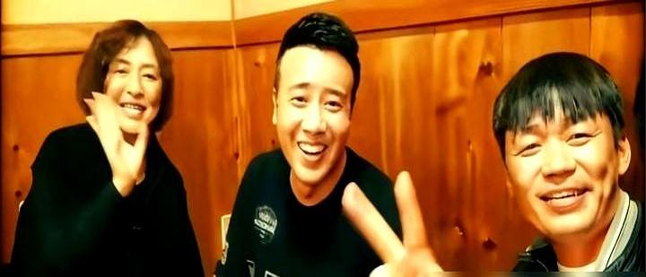 王宝强、于和伟、李勤勤挤在街边小馆，脸喝得通红，搂着肩膀比耶。没有助理清场