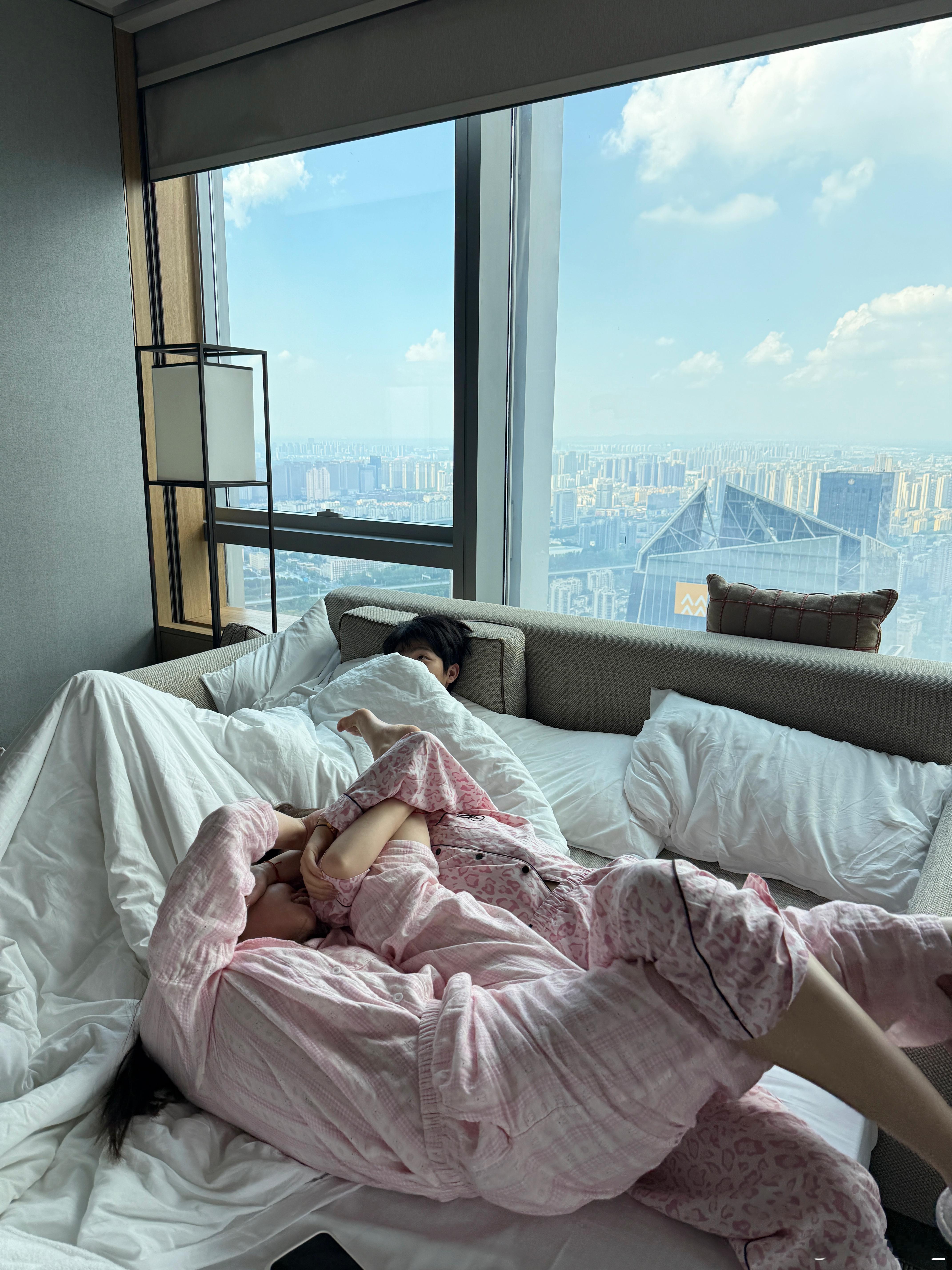 早上她俩跑到弟弟床上打起来了弟弟：​​​