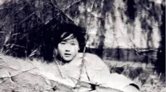 1938年在禹王山战役中，18岁的卫生员刘守玟亲眼看到一名连长被日军击中，正当她