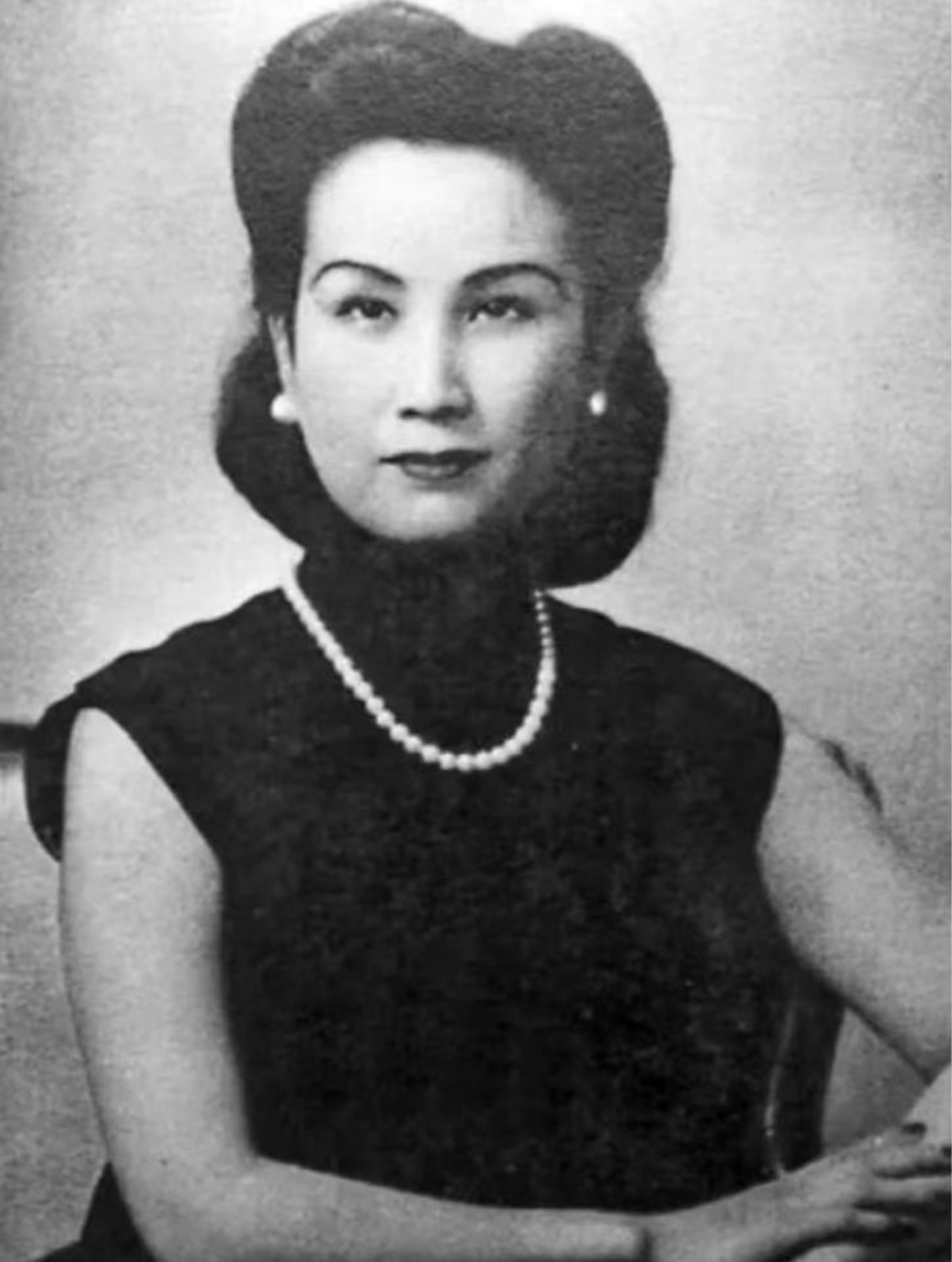 1935年春天，独居南京的孙中山之子孙科在宴会上对个姑娘一见钟情，被对方美色倾倒