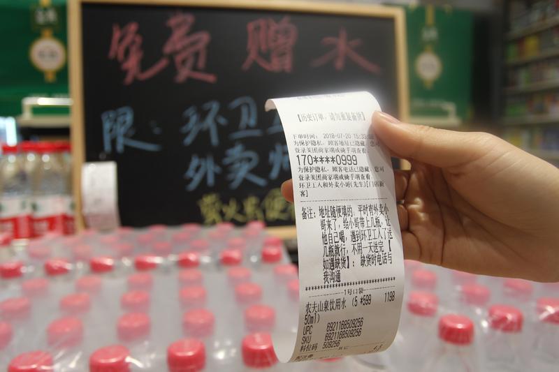 真是个狠人啊！深圳36岁男子送外卖的过程中，为了保持清醒的状态，在短时间内连喝六