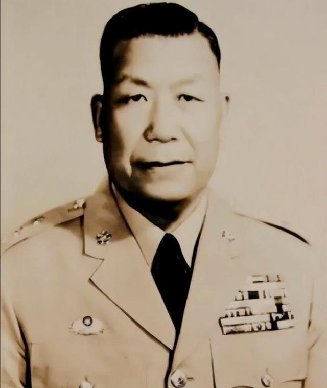 1949年，蒋介石下令把青岛炸成废墟。刘安祺接了命令，嘴上没说什么，转头却把亲信