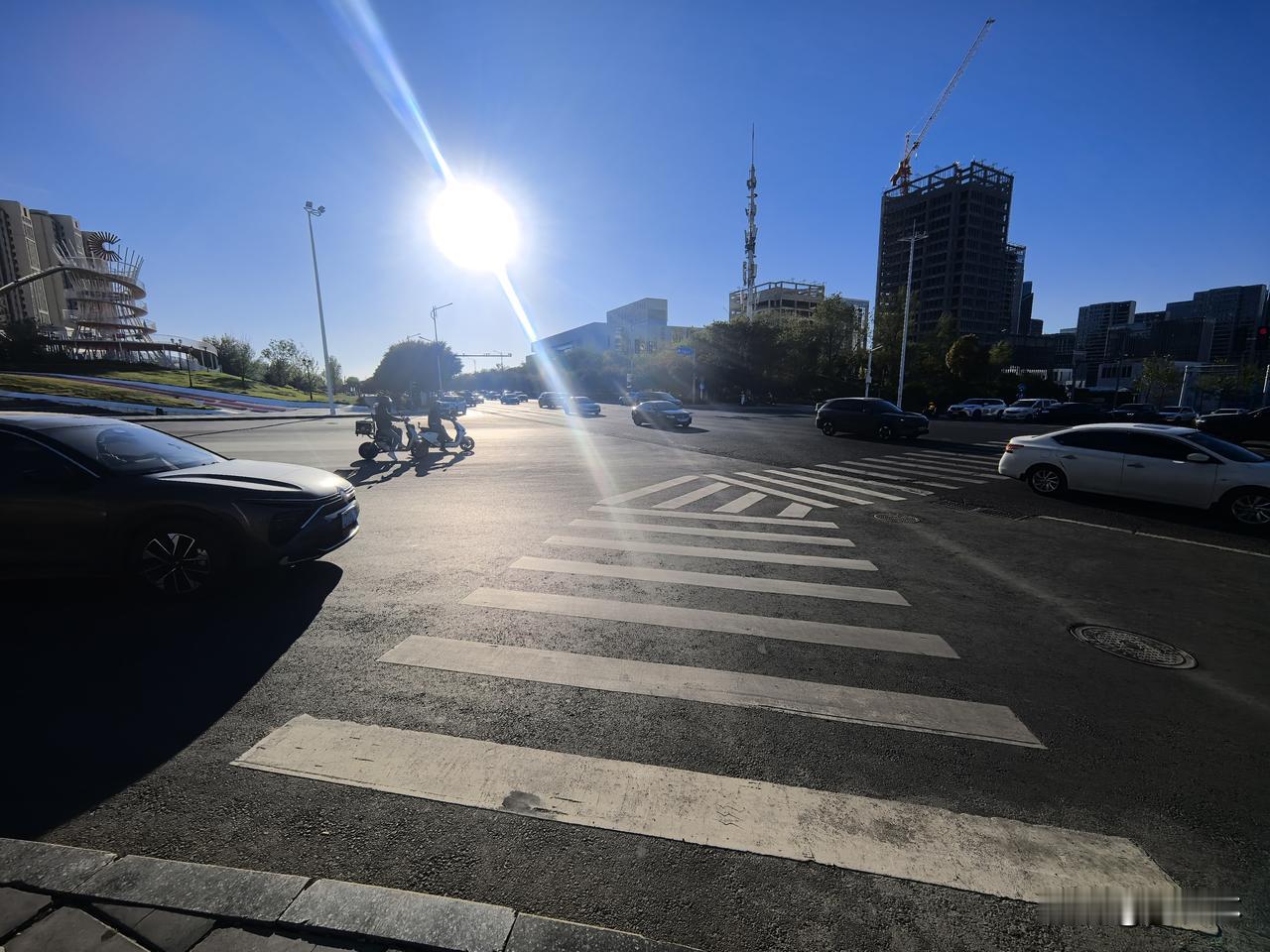 乌鲁木齐经济技术开发区万盛大街旁万科未来城和在建的西引力商业中心十字路口行人和车