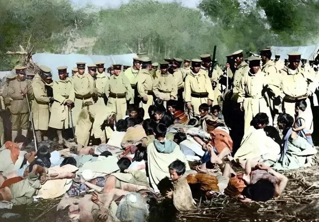 1914年，日军攻入台湾花莲太鲁阁部落时的照片，镜头中可以看到仅剩的原住民们都被